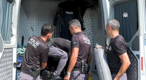 Adana’da kapüşonlu şüpheli park halindeki mopedi çaldı