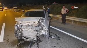 Bursa'da aydınlatma direğine çarpan otomobil devrildi