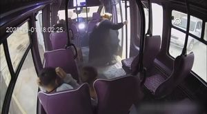 Adana'da genç kızlar tekme ve yumruklarla kavga etti