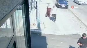 Cemaatin ayakkabılarını denedi, kendine olanı çaldı