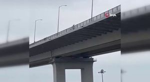 Bursa'da bir otomobil alev alev yandı