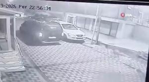 Bursa’da hızla ilerleyen minibüs 2 kişiye çarptı, kaza anı kameralara yansıdı