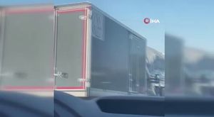 Caddede atıyla dörtnala