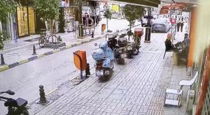 Adana'da genç kızlar tekme ve yumruklarla kavga etti