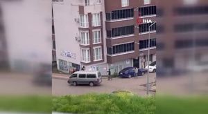 Otomobil ile motosikletin kazası kamerada: 1 yaralı