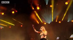 Ellie Goulding performs `Burn` at Glastonbury | BBC 