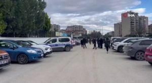 İki otomobilin çarptığı yaya feci şekilde can verdi!