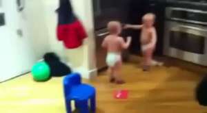 ikiz bebeklerin kavgası