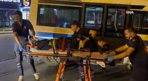 Bursa'dan deprem bölgesine yardım götüren tırlar karda kaydı, yol kapandı