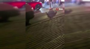3 araca kaza yaptırıp vatandaşlar tarafından durduruldu... Kaza anı kamerada