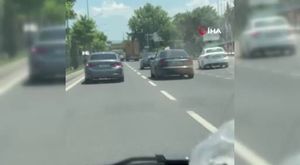 Kamyonete çarpan motosikletli ve arkadaşı böyle savruldu