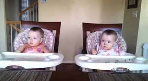 11 Aylık İkizler En Sevdikleri Şarkıyı Duyunca