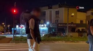 Bursa'da otomobiliyle direğe çarptı! Direksiyonda sıkışan sürücü...