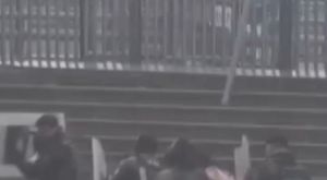 Öğrencinin üzerine kar kütlesi düştü!