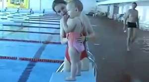 21 Aylık Bebek Yüzüyor 2 Yaşındaki Bebekten Yüzme Şovu!