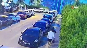 Bursa'da bir garip kavga! Erkelerin arasına tekme ile karıştı
