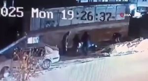 Trafikte hayrete düşüren yolcuklar kameraya yansıdı