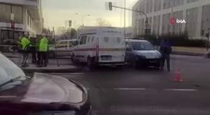 Bursa'da ambulans, otomobille çarpıştı: 4 yaralı