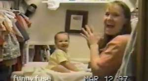 İlk defa gölgelerini gören çocukların tepkileri izleyenleri gülmekten kırıp geçiriyor :)))