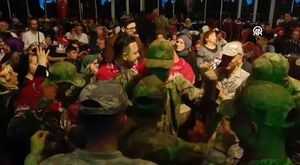 Eğlenmeye gittiği gazinoda kız arkadaşıyla karşılaşınca dehşet saçtı!