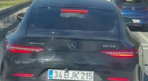 Arnavutköy’de karlı havada önüne kıran araca çarptı, o anlar kamerada