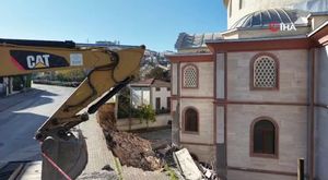 Kamyonete çarpan motosikletli ve arkadaşı böyle savruldu