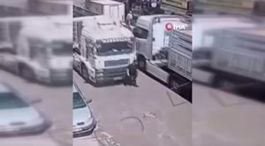 ARNAVUTKÖY’DE İETT OTOBÜSÜ KAYGAN YOLDA KONTROLDEN ÇIKTI