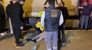 Bursa'da korku dolu anlar! Freni boşalan kamyonun kapısında asılı kaldı...