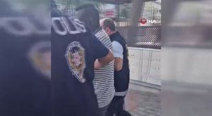 Bursa'da kaza yapan tırdan yola saçılan malzemeler yolu kapattı