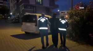 Bursaray'ın bariyerine çarpan araç hurdaya döndü: 2 yaralı