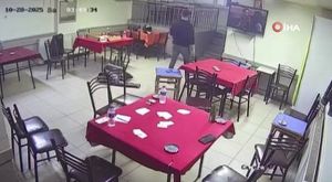 Otomobillerin kafa kafaya çarpıştığı kaza kamerada