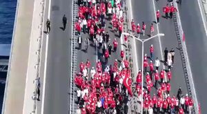 Bursa'da çocuğa çarpmamak için şoförünün manevra yaptığı özel halk otobüsü devrildi