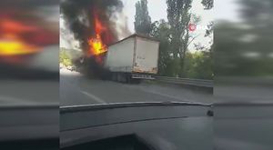 Alev alan elektrikli araç bomba gibi patladı... O anlar kamerada